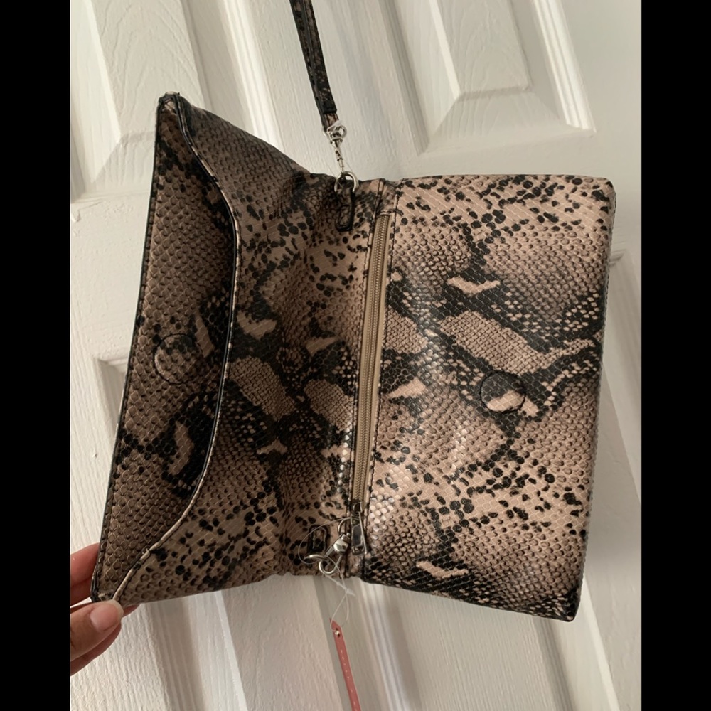 NWT CLUTCH - Picture 2 of 4